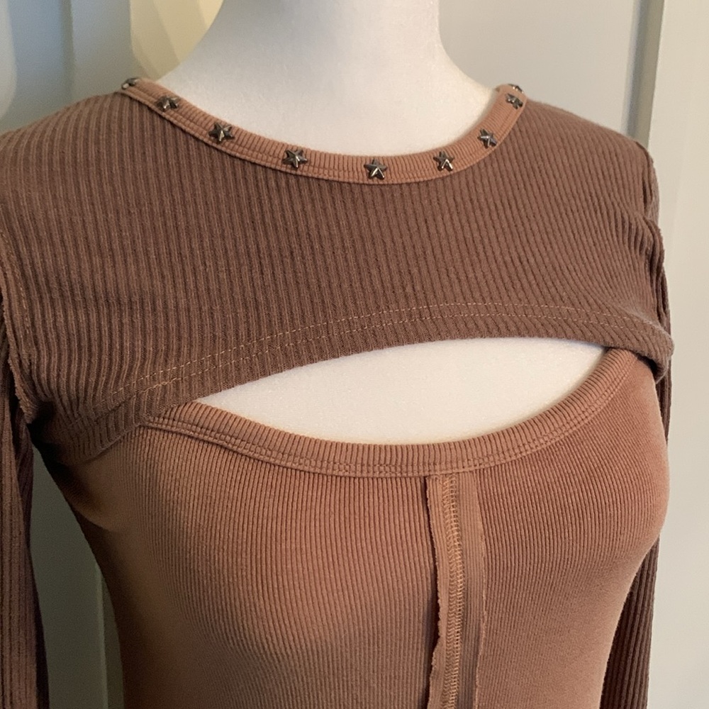POL Olive Long Sleeve Cutout Top cute & eye catching! - Picture 3 of 7